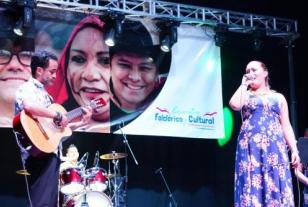 Una mujer canta en el encuentro folclórico.