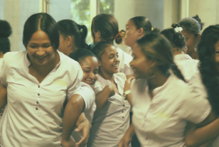 Un grupo de adolescentes baila.