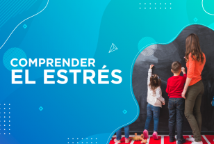 Maestra con dos alumnos escribiendo en un tablero 
