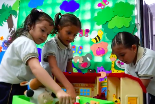 Niñas jugando en el aula. IE Ricardo Borrero Álvarez Neiva, Huila