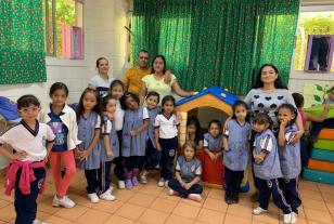Docente, estudiantes y padres de familia de la IE Villaflora.