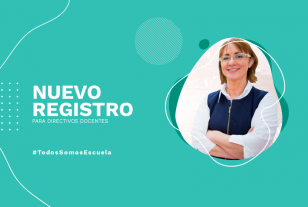 Una docente cruzando los brazos y sonriendo