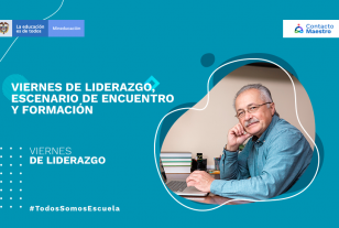 Docente con su computador 