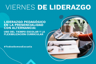 Directivo docente trabajando en su computador