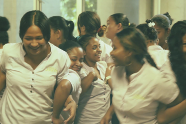 Un grupo de adolescentes baila.