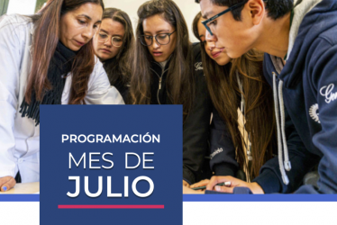 Una profesora con sus estudiantes