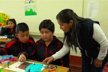 Docente y estudiantes de la Escuela Normal Superior de Popayán