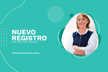 Una docente cruzando los brazos y sonriendo