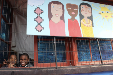 Unos niños miran por una ventana