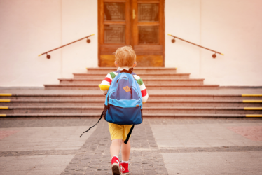 Un niño se prepara para regresar a clase
