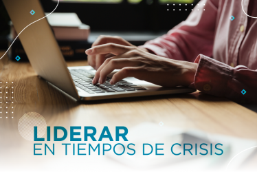 Persona trabajando activamente en su computador 