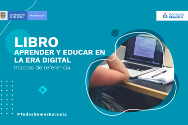 las manos de una joven en un computador y al lado sus cuadernos