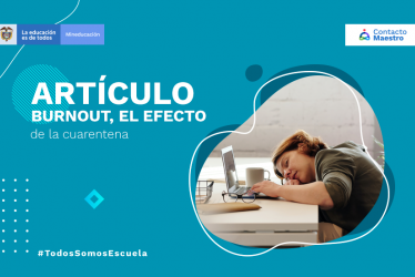 mujer agotada dormida encima del computador