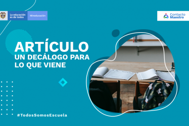un salón de clases sin alumnos pero con sus cuadernos en los pupitres
