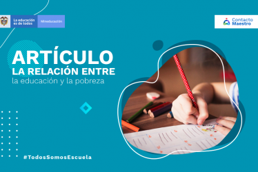 Niña escribiendo en su cuaderno