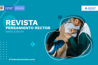 niños estudiando en sus pupitres del salón de clases