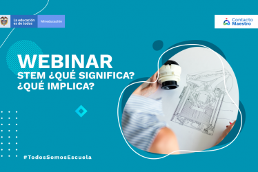 una mujer diseñando un prototipo mécanico